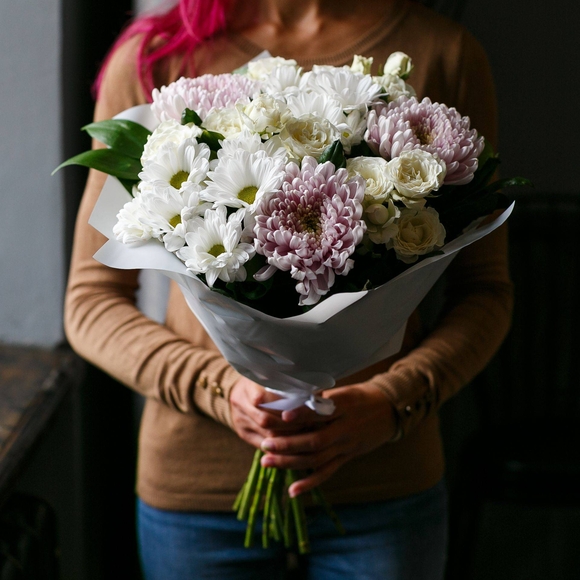 Букет из кустовых и одноголовых хризантем, кустовых роз с зеленью