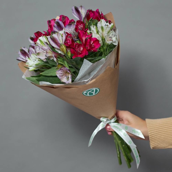 Крафт-сумочка с букетом из альстромерий микс