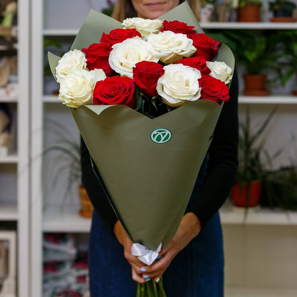 Букет из 15 красных и белых роз 70 см (Эквадор)