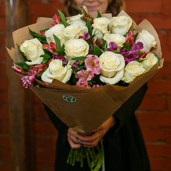Букет из белых эквадорских роз и альстромерии микс - L