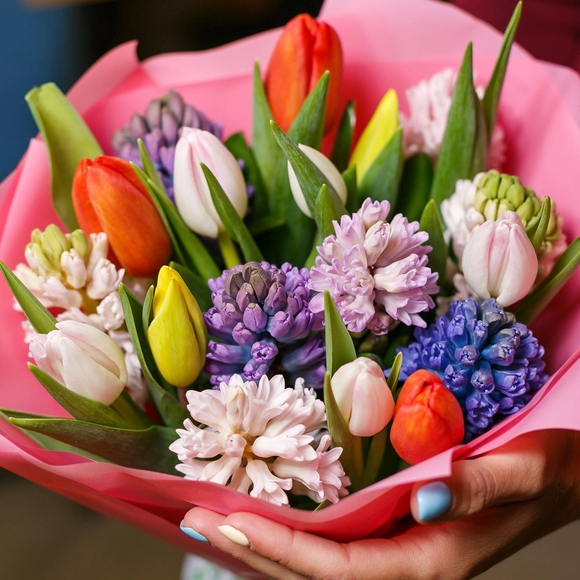 Букет из тюльпанов микс с гиацинтами микс в розовой упаковке