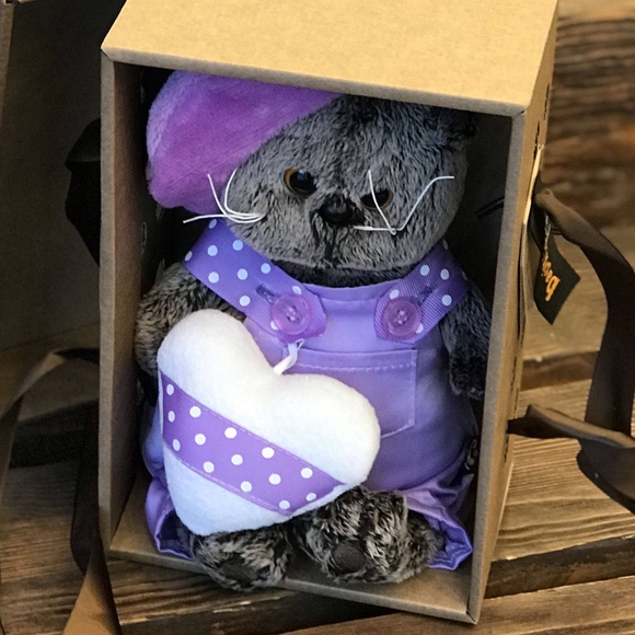 Басик в штанишка с игрушкой сердце