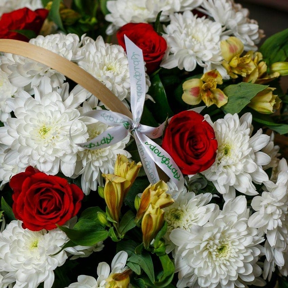 Корзина с красными розами (Кения), хризантемой, альстромерией и зеленью