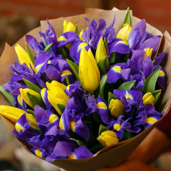 Букет из желтых тюльпанов с ирисами - М