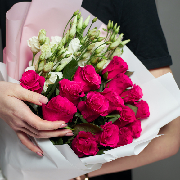 Букет из розовых роз 50 см (Кения) и лизиантуса - L в корейской упаковке