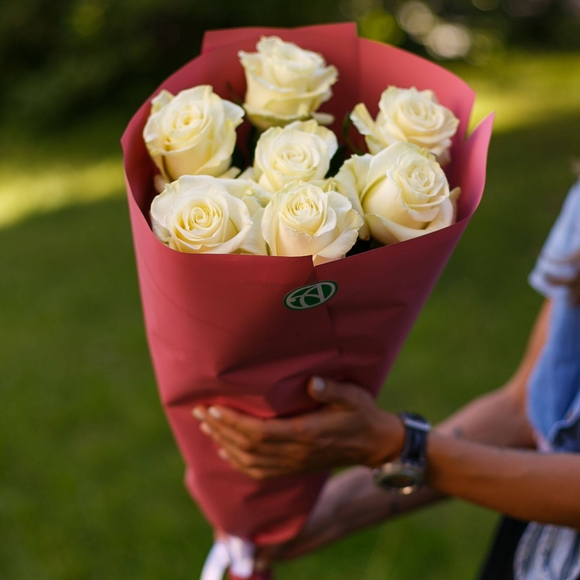 Букет из 7 белых роз 70 см (Эквадор)