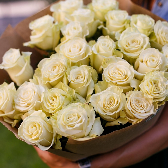 Букет из 25 белых роз 70 см (Эквадор)