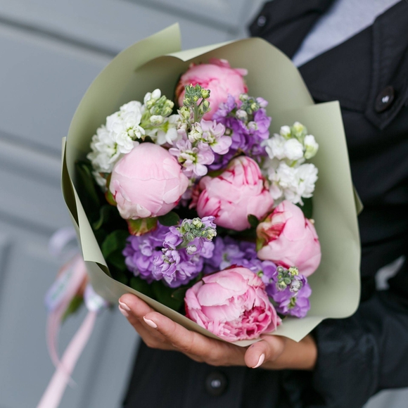 Букет из пионов и маттиолы микс - S