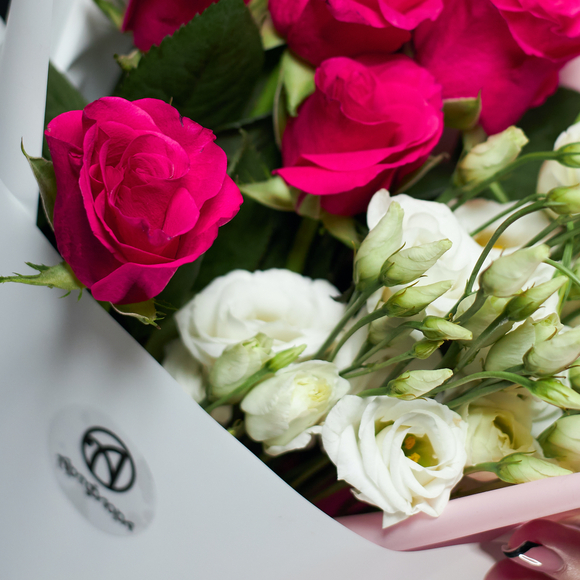 Букет из розовых роз 50 см (Кения) и лизиантуса - S в корейской упаковке