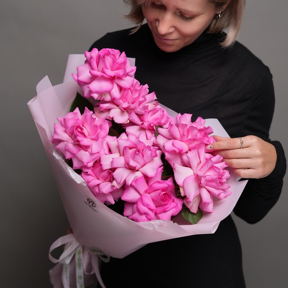 Букет из 9 ярко-розовых французских роз в корейской упаковке