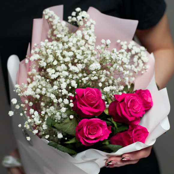Букет из розовых роз 50 см (Кения) и гипсофилы - S в корейской упаковке
