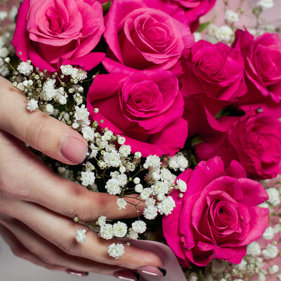 Букет из розовых роз 50 см (Кения) и гипсофилы - M в корейской упаковке