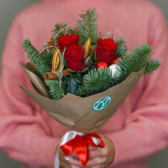 Новогодний букет-комплимент из красных роз 50 см (Кения)