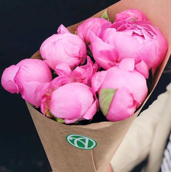 Букет из 7 малиновых пионов (Голландия)