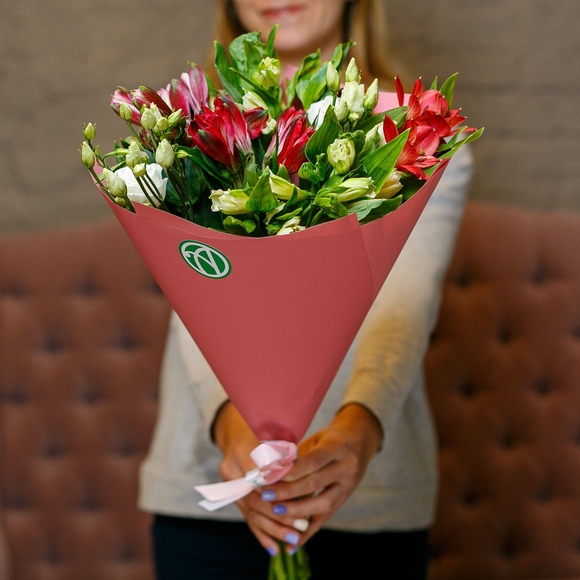 Букет из альстромерии микс и лизиантуса - S