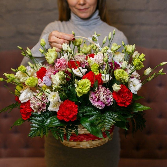 Корзина с гвоздикой микс, лизиантусом и зеленью
