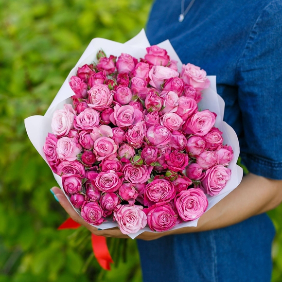 Букет из 25 пионовидных кустовых роз Леди Бомбастик 50 см