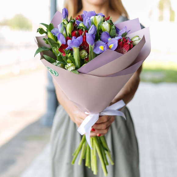 Букет из синих ирисов и альстромерии микс - M