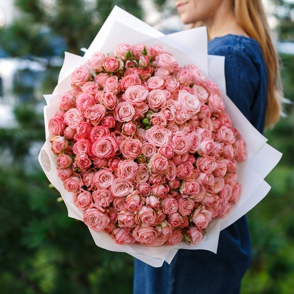 Букет из 51 пионовидной кустовой розы Мадам Бомбастик 50 см
