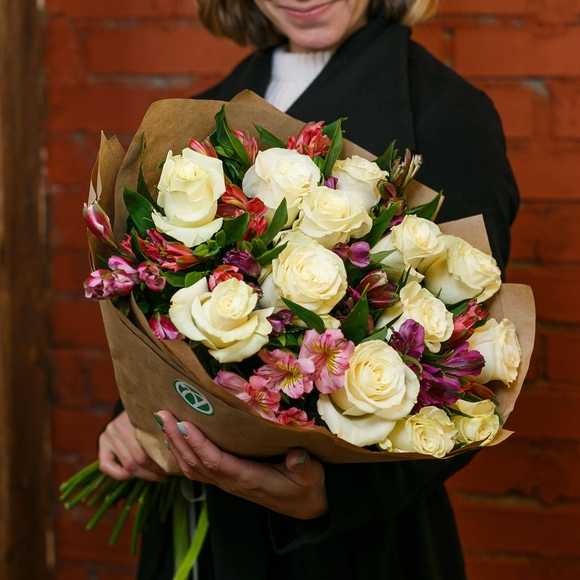 Букет из белых эквадорских роз и альстромерии микс - L