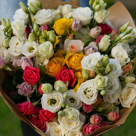 Букет из кустовых роз микс и лизиантуса - М