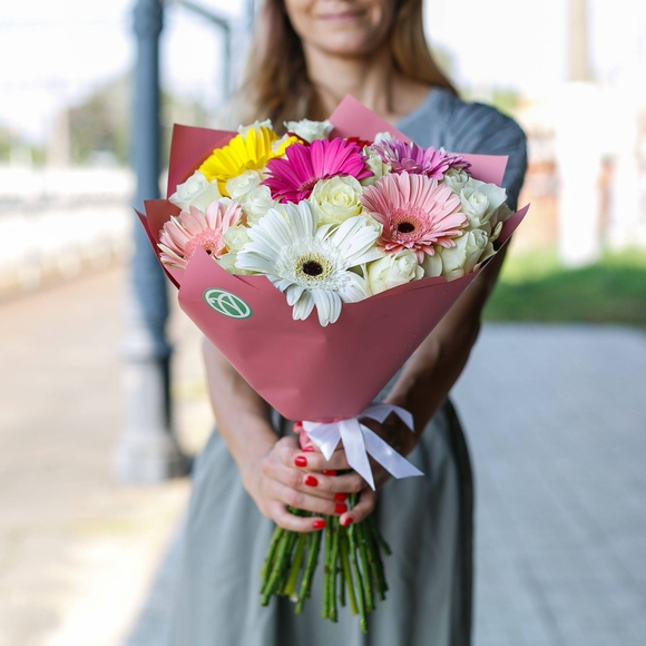 Букет из белых роз и гербер микс - L