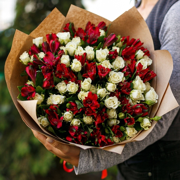 Букет из белых кустовых роз и альстромерии - М