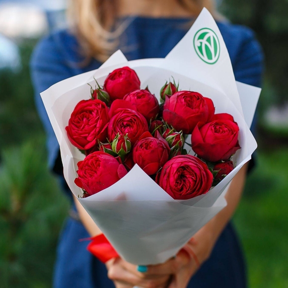 Букет из 9 пионовидных кустовых роз Ред Пиано 50 см