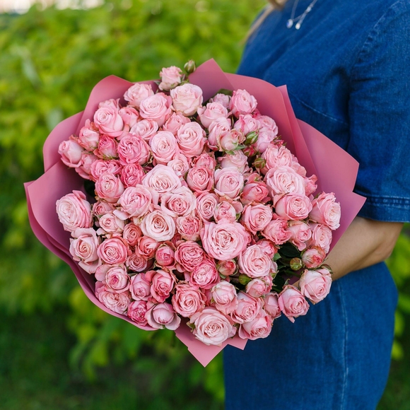 Букет из 25 пионовидных кустовых роз Мадам Бомбастик 50 см
