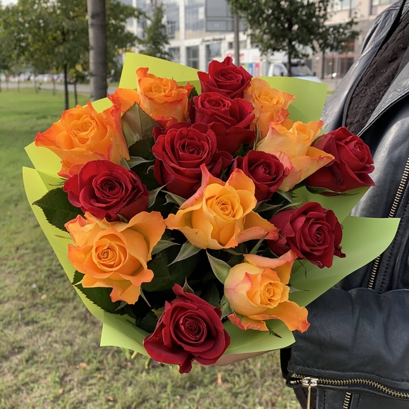 Букет из 15 красных и оранжевых роз 50 см (Кения)