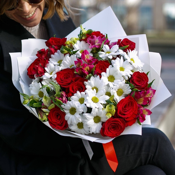 Букет из красных эквадорских роз, кустовых хризантем и альстромерии микс - L