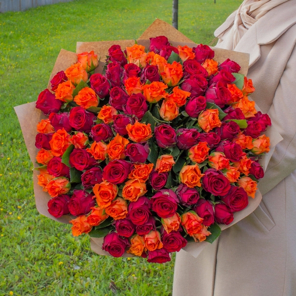 Букет из 101 красной и оранжевой розы 50 см (Кения)