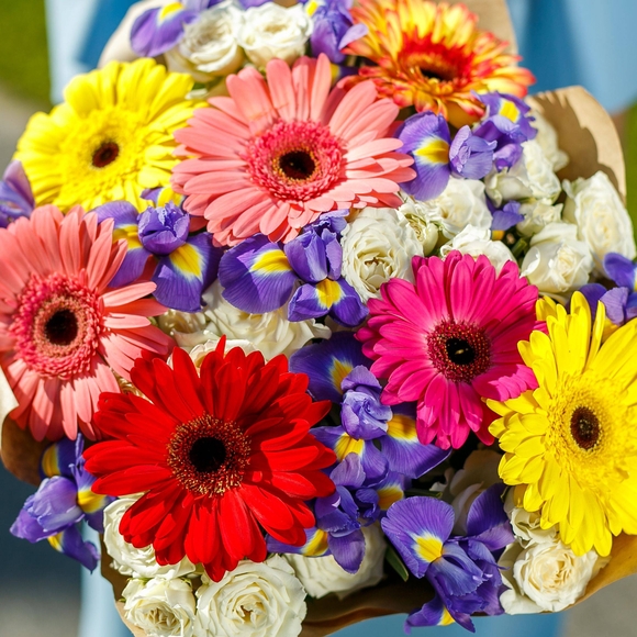 Букет из гербер, белых кустовых роз и ирисов - L