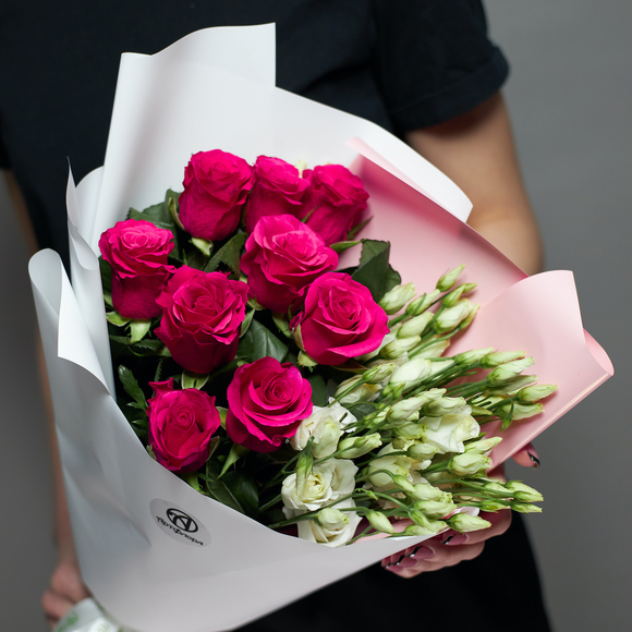 Букет из розовых роз 50 см (Кения) и лизиантуса - М в корейской упаковке