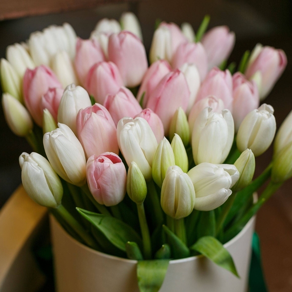 Букет тюльпанов нежный микс в шляпной коробке small