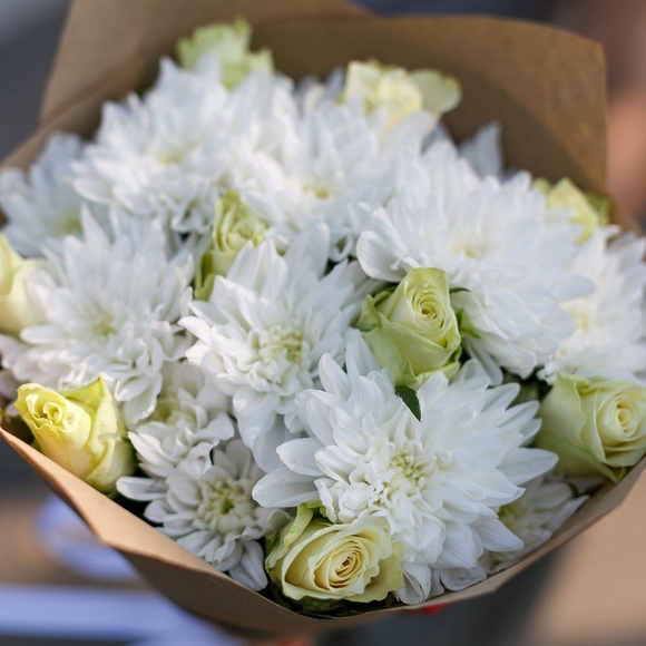 Букет из белых роз и кустовых хризантем - S