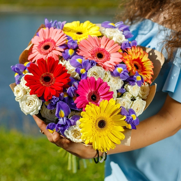 Букет из гербер, белых кустовых роз и ирисов - L