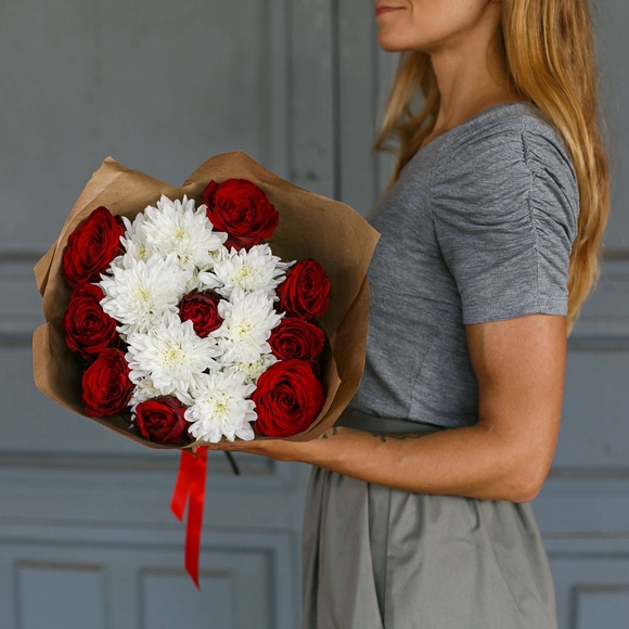 Букет из красных роз и кустовых хризантем - S