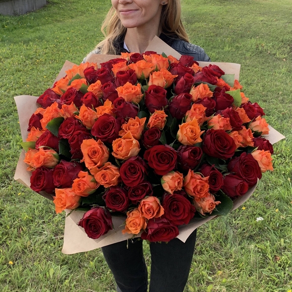 Букет из 101 красной и оранжевой розы 50 см (Кения)