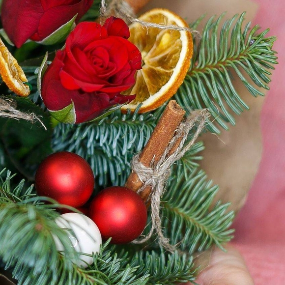 Новогодний букет-комплимент из красных роз 50 см (Кения)