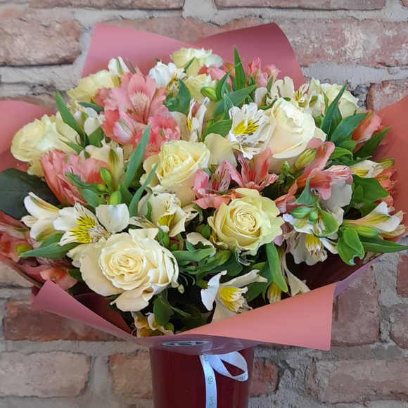 Букет из белых эквадорских роз и альстромерии микс - М