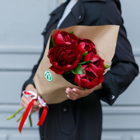 Букет из 5 бордовых пионов (Голландия). АКЦИЯ!