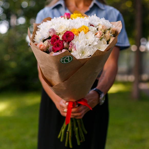 Букет из кустовых роз микс и хризантем - М