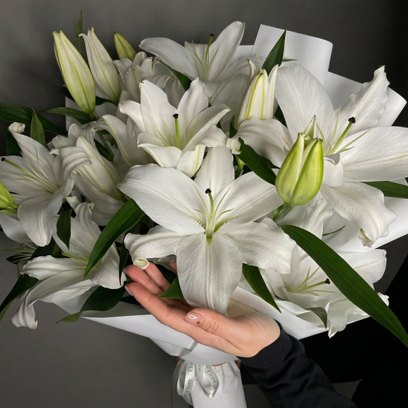 Букет из 9 белых лилий ориенталь (60 см)