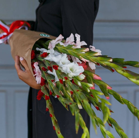 Букет из 11 гладиолусов микс (Голландия)