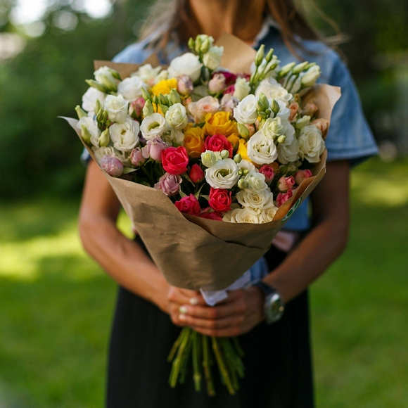 Букет из кустовых роз микс и лизиантуса - М