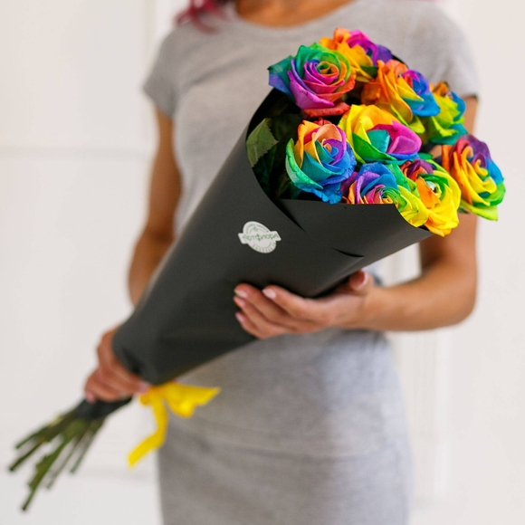 Букет из 9 радужных роз 70 см (Эквадор)