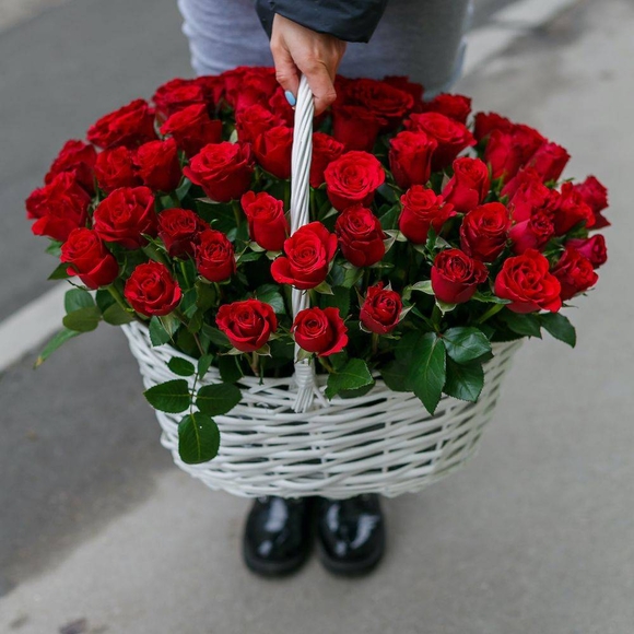 75 роз Кения в корзине