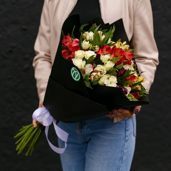 Букет из 15 белых кустовых роз и 12 альстромерий микс - M