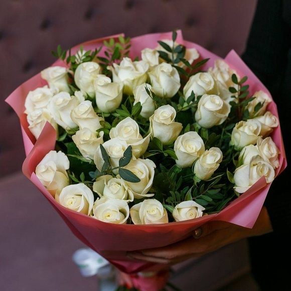 Букет из 35 белых роз 50 см (Кения) с фисташкой в розовой упаковке